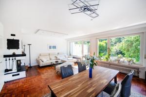 a living room with a table and a couch at cruwzo Home Wuppertal- Komfort trifft Stil in Wuppertal