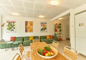 贝格莱La Quinta - Bordeaux Gare de Bègles的客厅配有带一碗水果的桌子