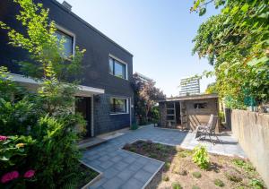 a backyard with a patio and a house at cruwzo Home Wuppertal- Komfort trifft Stil in Wuppertal