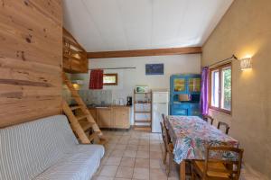Ένα ή περισσότερα κρεβάτια σε δωμάτιο στο Chalet Bleu - Piscine Partagée