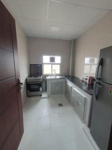una piccola cucina con lavello e frigorifero di اجنحه اسوار للشقق الفندقيه a Salalah Altre 25 foto