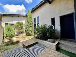 ein Haus mit einem Garagentor und einer Treppe davor in der Unterkunft Magnifique Villa en Dordogne Piscine chauffée in Saint-Aulaye