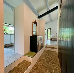 ein Wohnzimmer mit einem Spiegel und einer Tür in der Unterkunft Magnifique Villa en Dordogne Piscine chauffée in Saint-Aulaye