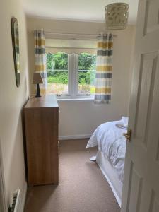 Ένα ή περισσότερα κρεβάτια σε δωμάτιο στο Kingseat 3 Bed Home With Fast Fibre WiFi &Parking