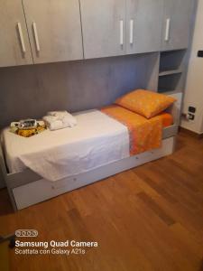 una camera da letto con un letto con un camion giocattolo sopra di DOMUS Pescara a Pescara