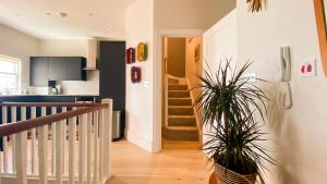 HollingtonSeascape - 2 bedroom flat with panoramic sea views的一间带楼梯的客厅和一间厨房 更多29张照片