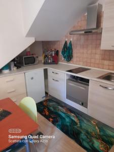 una cucina con mobili bianchi e una stufa di DOMUS Pescara a Pescara