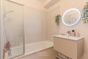 a bathroom with a shower and a tub and a sink at Le Tahiti, 2 pers, 10 min Disneyland Paris in Marne-la-Vallée
