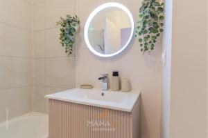 a bathroom with a sink and a mirror on the wall at Le Tahiti, 2 pers, 10 min Disneyland Paris in Marne-la-Vallée