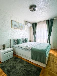 Un dormitorio con una cama grande y una ventana. en Lux Deluxe Apartment, en Žabljak