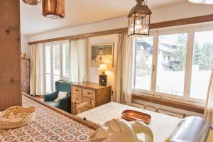 a living room with a table and a window at Chesa Michela - Champfer in Champfer