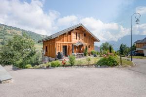 une petite maison en bois avec une allée dans l'établissement Chalet Dolyo, à Le Fey