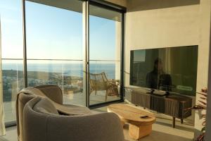 Una televisión o centro de entretenimiento en Luxury Apartment with Views and Pools in St Julians