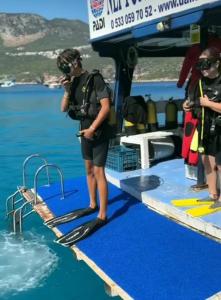 卡斯Neptune Dive Club的一群人站在水中的船上