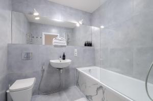 Ένα μπάνιο στο Petrovdom Apartments 17-86а in RC Kvartet , Vasyl Lypkivskyi 16а +29 φωτογραφίες