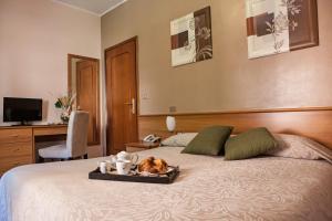 Postel nebo postele na pokoji v ubytování Hotel Adriano + 16 fotografií