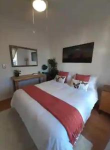 Ένα ή περισσότερα κρεβάτια σε δωμάτιο στο Cosy Stay - Homestay with Linda & Garfield