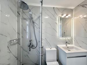 STAY Cavo Bay Villa في بروتاراس: حمام مع دش ومرحاض ومغسلة +44 صورة