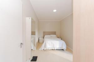 เตียงในห้องที่ 3 bedroom townhouse Curitiba