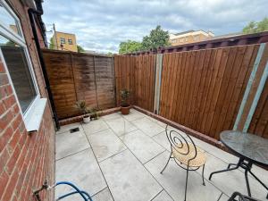 Balkón nebo terasa v ubytování Ground-Floor Entire Apartment 1-Bedroom 1-Living Room & Private Garden