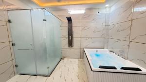 Bundeli Farm Resort & Banquet Orchha的一间浴室