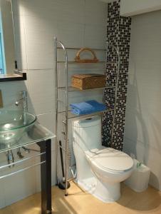 a bathroom with a toilet and a sink at Encantadoras Habitaciones Privadas Del Valle in Mexico City +104 photos