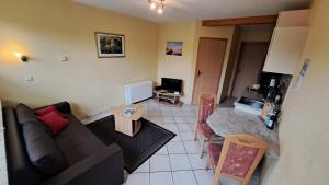 プラウ・アム・ゼーにあるMeenaのソファとテーブルのあるリビングルーム