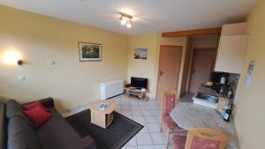 プラウ・アム・ゼーにあるMeenaのソファとテーブルのあるリビングルーム