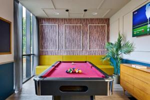 a pool table in a room with a tv at For Students Only - Studio Rooms in Reading in Reading +18 photos