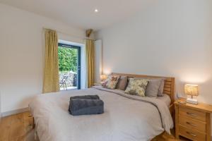 ブラントンにあるLittle Comfort Farmの大きなベッドと窓のある寝室