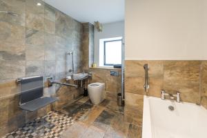 ブラントンにあるLittle Comfort Farmの浴槽、トイレ、洗面台を備えたバスルーム