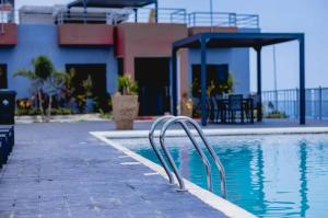 - une piscine avec une balustrade en métal à côté d'un bâtiment dans l'établissement The Luxe Escape Luxury Suite, à Stanmore Grove