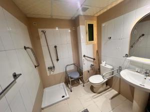 a bathroom with a toilet and a sink at Al-Kkulfaa Al-Faisaliah - فندق الخلفاء الفيصليه in Makkah