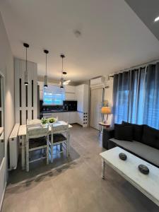 TV a/nebo společenská místnost v ubytování F & B Summer Collection - Kassandra - Nea Fokea + 27 fotografií