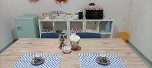 un tavolo con piatti e piatti sopra di Penelope a Agrigento