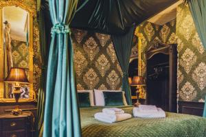 Katil atau katil-katil dalam bilik di 101 House At The End. Witchcraft & Wizardry House
