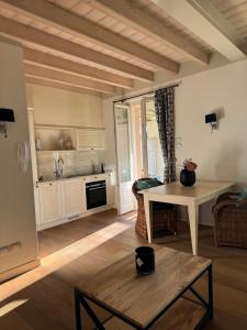 a living room with a table and a kitchen at Bella Casa N in Pozzolengo