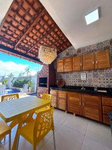 cocina con mesa y sillas y comedor en Casa Por Do Sol, en Salinópolis