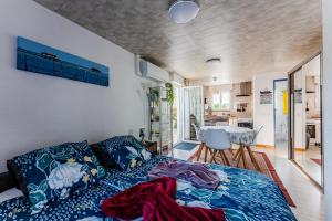 a living room with a bed and a kitchen at Henriela - Studio 2 personnes in Gujan-Mestras