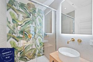 um banheiro com chuveiro, vaso sanitário e pia em easy flat Stadtpark Apartments em Viena mais 167 fotografias