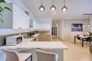 Kuchyň nebo kuchyňský kout v ubytování NEW! - Bright and spacious 3 double bedroom apartment in Central Malta by SF Homes