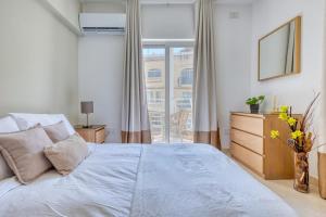 Postel nebo postele na pokoji v ubytování NEW! - Bright and spacious 3 double bedroom apartment in Central Malta by SF Homes