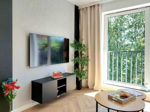 salon ze stołem i dużym oknem w obiekcie Modern Apartment w Bielsku Białej