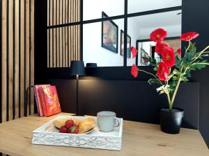 taca z talerzem owoców i filiżanką kawy w obiekcie Modern Apartment w Bielsku Białej