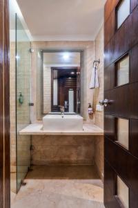 Koupelna v ubytování Hotel Le Roi Near New Delhi Railway Station