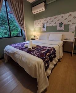 Postel nebo postele na pokoji v ubytování Treeline Urban Inn