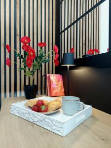 taca z talerzem jedzenia i filiżanką kawy w obiekcie Modern Apartment w Bielsku Białej