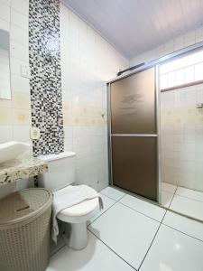 un baño con inodoro y ducha en Casa Ampla - Climatizada - 1 suite-2 quartos-churrasqueira, en Foz do Iguaçu