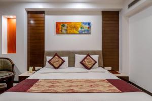 Postel nebo postele na pokoji v ubytování Hotel Le Roi Near New Delhi Railway Station