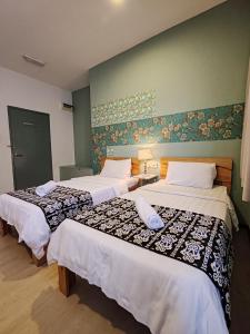 Postel nebo postele na pokoji v ubytování Treeline Urban Inn